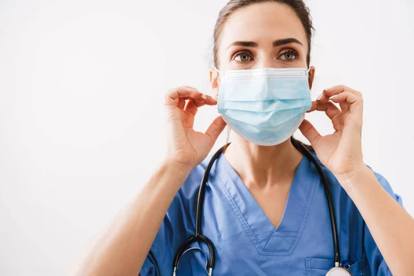 Mooie Jonge Vrouw Arts Medisch Masker Uniform Geïsoleerd Witte Achtergrond — Stockfoto