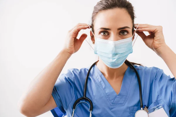 Mooie Jonge Vrouw Arts Medisch Masker Uniform Geïsoleerd Witte Achtergrond — Stockfoto