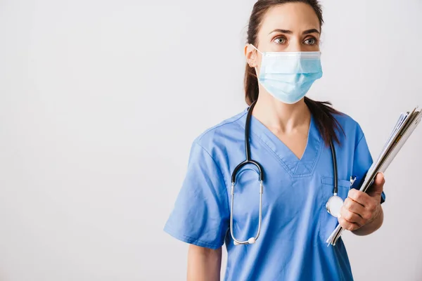 Fiducioso Giovane Donna Medico Specialista Indossa Uniforme Tenendo Blocco Note — Foto Stock