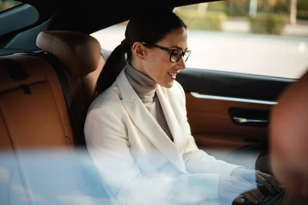 Imagem Uma Mulher Negócios Otimista Positivo Incrível Sentado Carro Usando — Fotografia de Stock