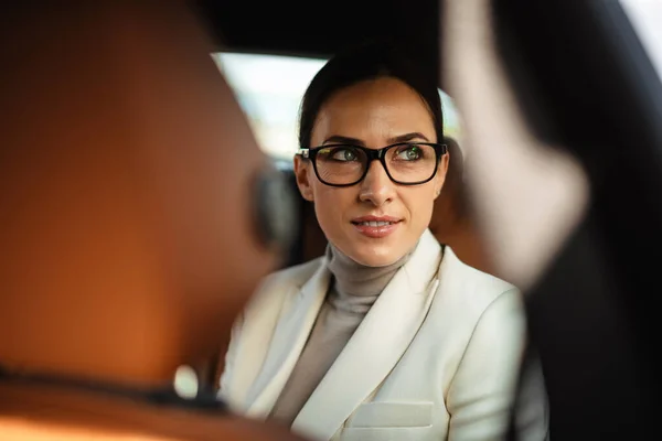 Imagen Una Hermosa Mujer Negocios Positiva Complacida Sentada Coche — Foto de Stock