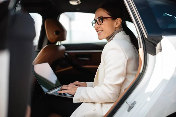 Bonita Mulher Negócios Sorridente Trabalhando Com Laptop Enquanto Sentado Carro — Fotografia de Stock