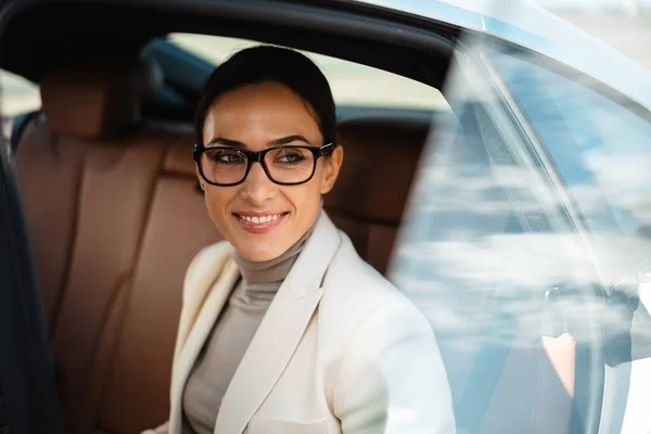 Gyönyörű Boldog Üzletasszony Szemüvegben Mosolyog Miközben Autóban — Stock Fotó