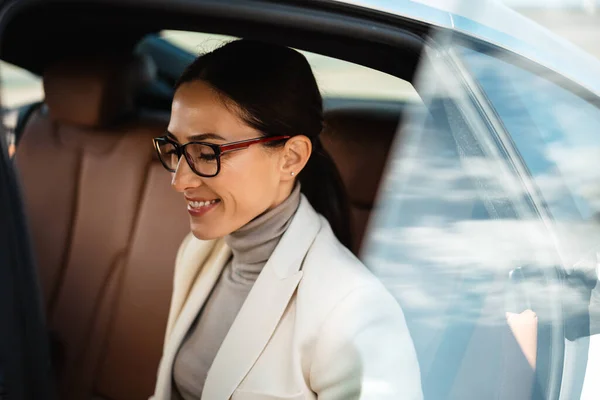 Gyönyörű Boldog Üzletasszony Szemüvegben Mosolyog Miközben Autóban — Stock Fotó