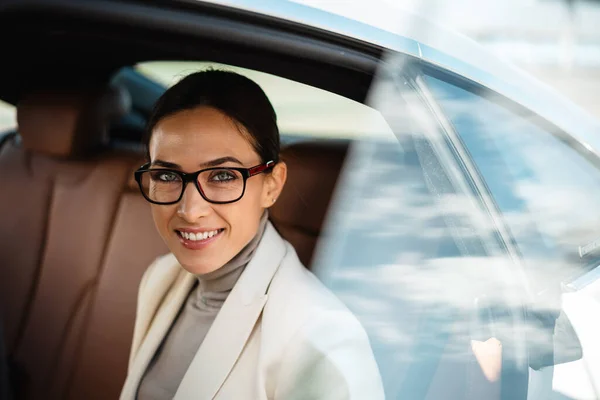 Mulher Negócios Feliz Bonita Óculos Sorrindo Enquanto Sentado Carro — Fotografia de Stock