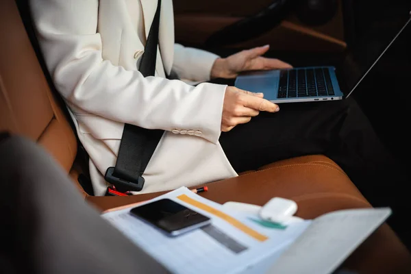 Beyaz Kadını Arabada Otururken Laptop Kağıtlarla Çalışıyor — Stok fotoğraf