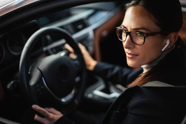 Mulher Negócios Focada Bonita Fones Ouvido Óculos Carro Condução — Fotografia de Stock