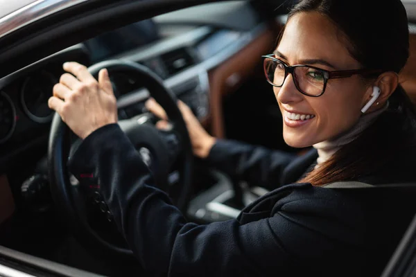 Beautiful Happy Businesswoman Earphones Eyeglasses Driving Car — Stock Photo, Image