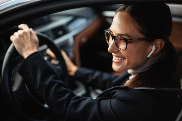 Bonita Mulher Negócios Feliz Fones Ouvido Óculos Carro Condução — Fotografia de Stock