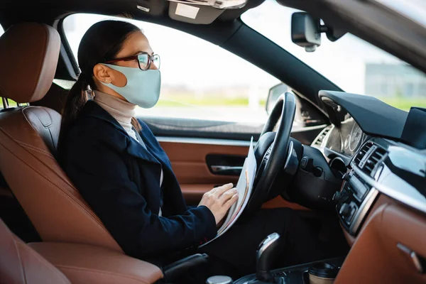 Image Une Belle Femme Affaires Assise Dans Une Voiture Masque — Photo