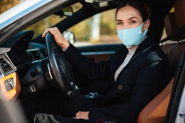 Vacker Säker Glad Affärskvinna Bär Ansiktsmask Sitter Bilen — Stockfoto