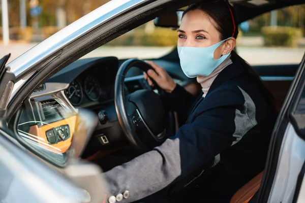 Krásná Sebevědomý Šťastný Businesswoman Nosit Masku Sedí Autě — Stock fotografie