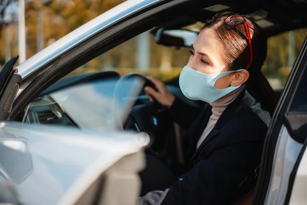 Vacker Säker Glad Affärskvinna Bär Ansiktsmask Sitter Bilen — Stockfoto