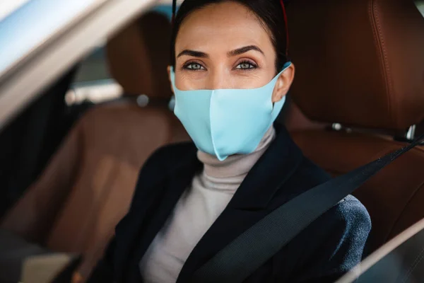 Güzel Kendinden Emin Mutlu Maske Takan Kadını Arabada Oturuyor — Stok fotoğraf