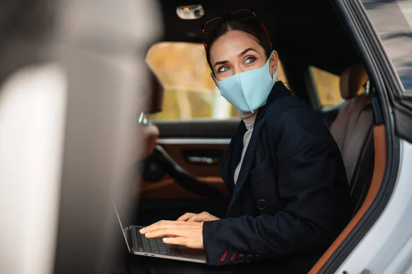 Bella Donna Affari Felice Indossando Maschera Facciale Che Lavora Con — Foto Stock