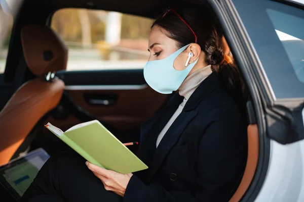 Bild Der Schönen Geschäftsfrau Sitzt Einem Auto Mit Gesichtsmaske Und — Stockfoto