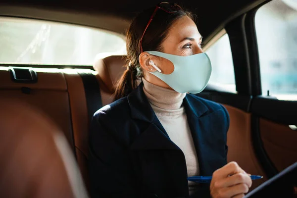 Foto Donna Affari Concentrata Seduta Una Macchina Maschera Mentre Scriveva — Foto Stock