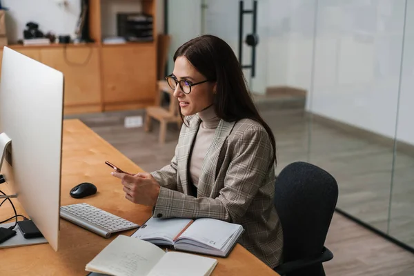 Pleased Charming Woman Using Cellphone While Working Computer Planner Office — Stock Photo, Image