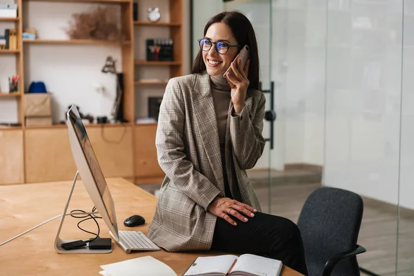 Mulher Sorridente Falando Celular Trabalhando Com Computador Escritório — Fotografia de Stock