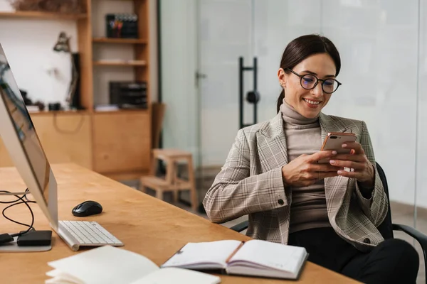 Smiling Charming Woman Using Cellphone While Working Computer Planner Office — Stock Photo, Image