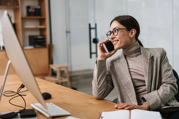 Glimlachende Charmante Vrouw Praten Mobiele Telefoon Tijdens Het Werken Met — Stockfoto