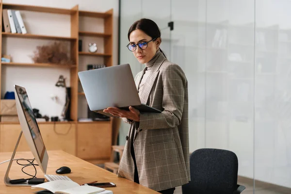 Mulher Encantadora Focada Óculos Trabalhando Com Computador Laptop Escritório — Fotografia de Stock