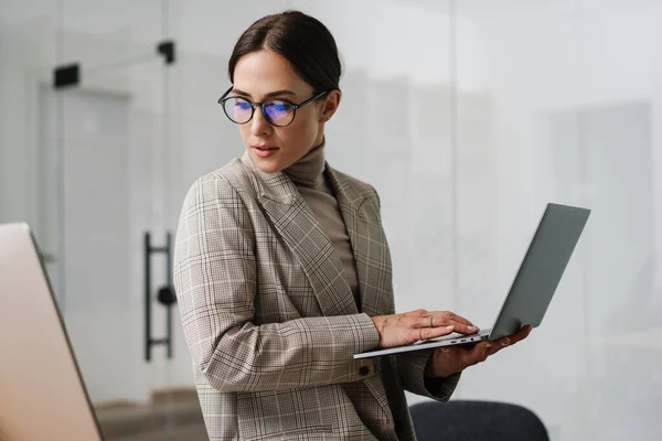 Ofiste Bilgisayar Dizüstü Bilgisayarla Çalışan Gözlüklü Çekici Bir Kadın — Stok fotoğraf