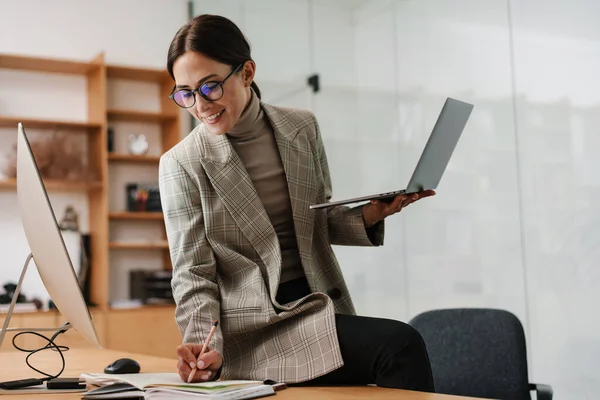 Happy Charming Woman Working Computers Planner While Sitting Table Office — Stock Photo, Image