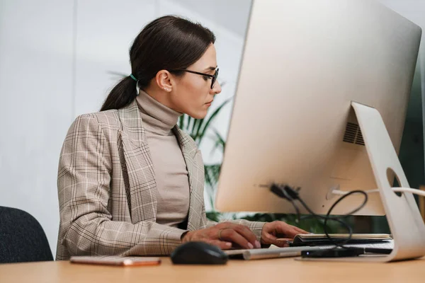 Focused Charming Woman Eyeglasses Working Computer While Sitting Office — Stock Photo, Image