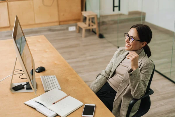 Mujer Encantadora Sonriente Gafas Que Trabajan Con Computadora Calendario Oficina —  Fotos de Stock