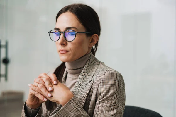 Enfocado Mujer Encantadora Gafas Vista Pensando Mientras Trabaja Oficina — Foto de Stock