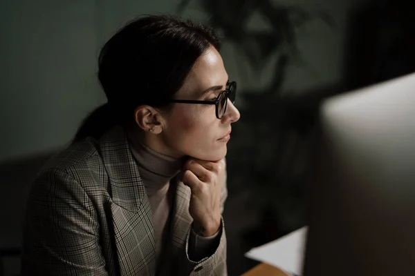 Enfocado Encantadora Mujer Gafas Que Trabajan Con Computadora Mientras Está — Foto de Stock