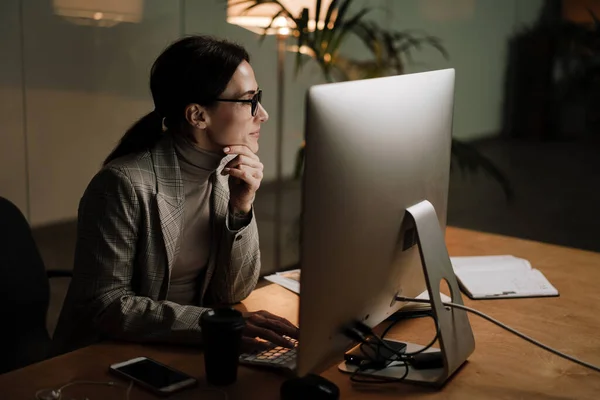 Enfocado Encantadora Mujer Gafas Que Trabajan Con Computadora Mientras Está — Foto de Stock