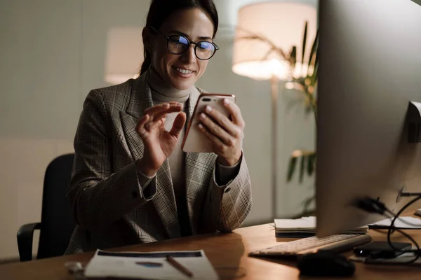 Smiling Charming Woman Using Cellphone While Working Computer Office — Stock Photo, Image