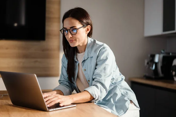 Aantrekkelijke Jonge Slimme Vrouw Werken Laptop Computer Terwijl Het Doorbrengen — Stockfoto