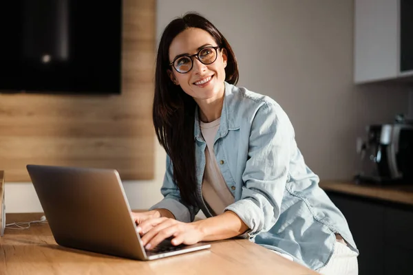 Atractiva Sonriente Joven Mujer Inteligente Que Trabaja Ordenador Portátil Mientras —  Fotos de Stock