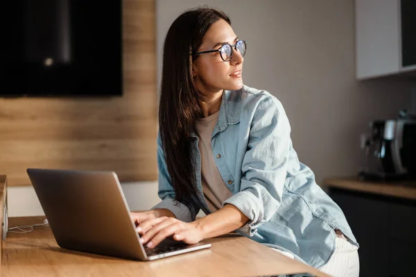 Aantrekkelijke Jonge Slimme Vrouw Werken Laptop Computer Terwijl Het Doorbrengen — Stockfoto