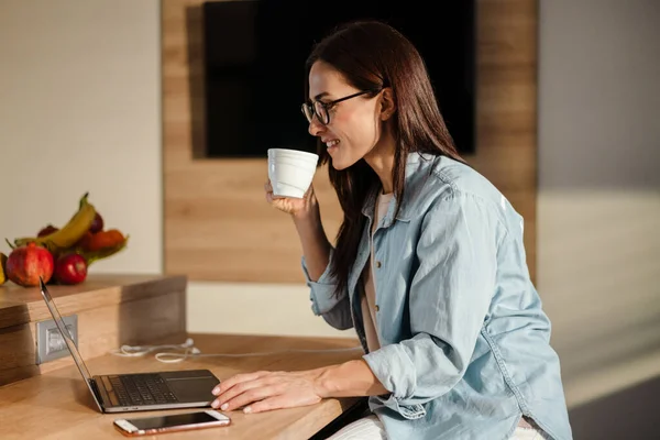 Gelukkig Charmante Vrouw Drinken Koffie Tijdens Het Werken Met Laptop — Stockfoto