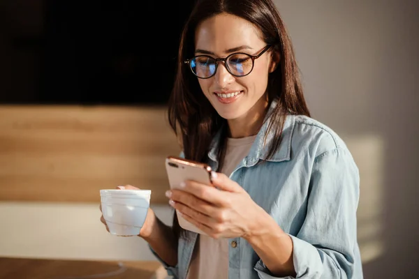 Mooie Vrouw Met Mobiele Telefoon Laptop Computer Thuis — Stockfoto