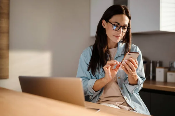 Krásná Žena Pomocí Mobilního Telefonu Notebooku Doma — Stock fotografie