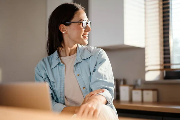 Atraente Sorrindo Jovem Mulher Inteligente Trabalhando Computador Portátil Enquanto Passa — Fotografia de Stock