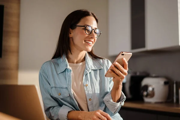 Gelukkig Charmante Vrouw Met Behulp Van Smartphone Tijdens Het Werken — Stockfoto