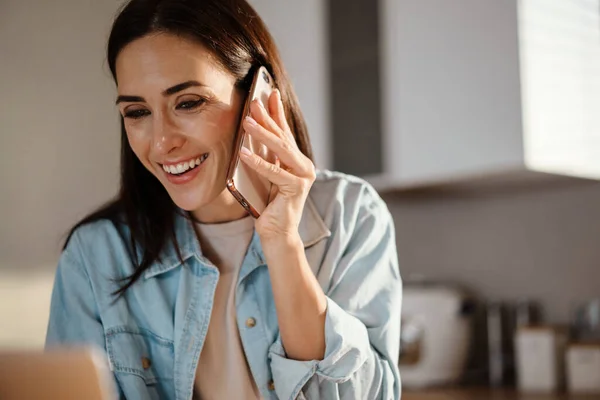 Bella Donna Che Utilizza Telefono Cellulare Computer Portatile Casa — Foto Stock