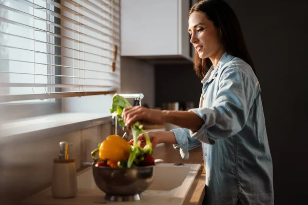 Agradable Encantadora Mujer Lavando Verduras Casa Cocina — Foto de Stock