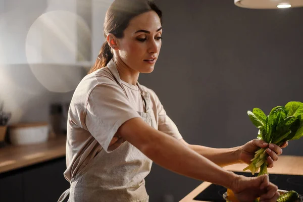 Femme Charmante Concentrée Faisant Salade Avec Des Légumes Maison Cuisine — Photo