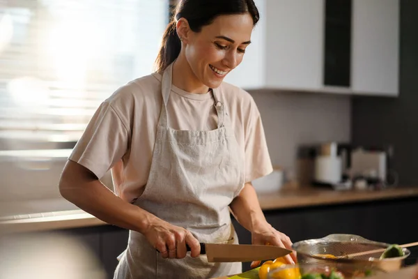 Sorrindo Encantadora Mulher Fazendo Salada Com Legumes Casa Cozinha — Fotografia de Stock