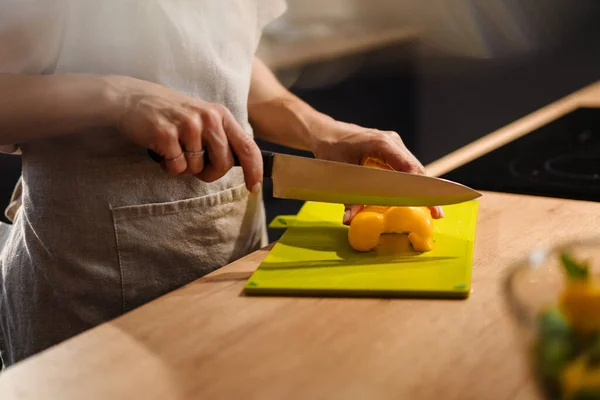 Mujer Caucásica Usando Delantal Corte Pimiento Casa Cocina — Foto de Stock