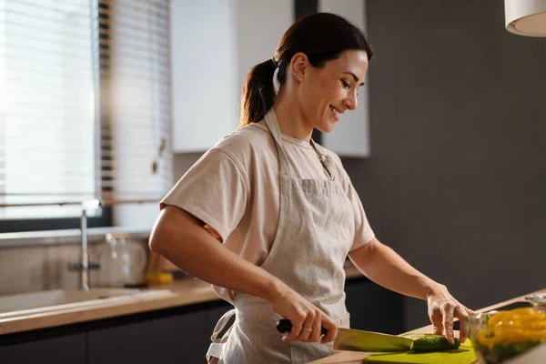 Femme Charmante Souriante Faisant Salade Avec Des Légumes Maison Cuisine — Photo