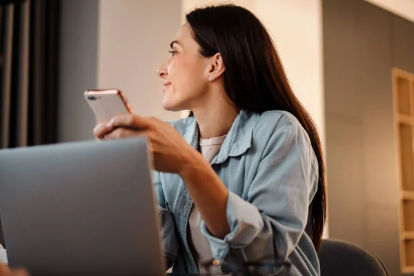 Mooie Vrouw Met Mobiele Telefoon Laptop Computer Thuis — Stockfoto