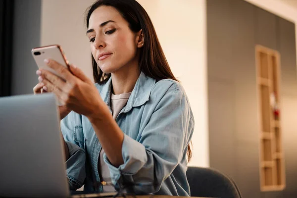 Krásná Žena Pomocí Mobilního Telefonu Notebooku Doma — Stock fotografie